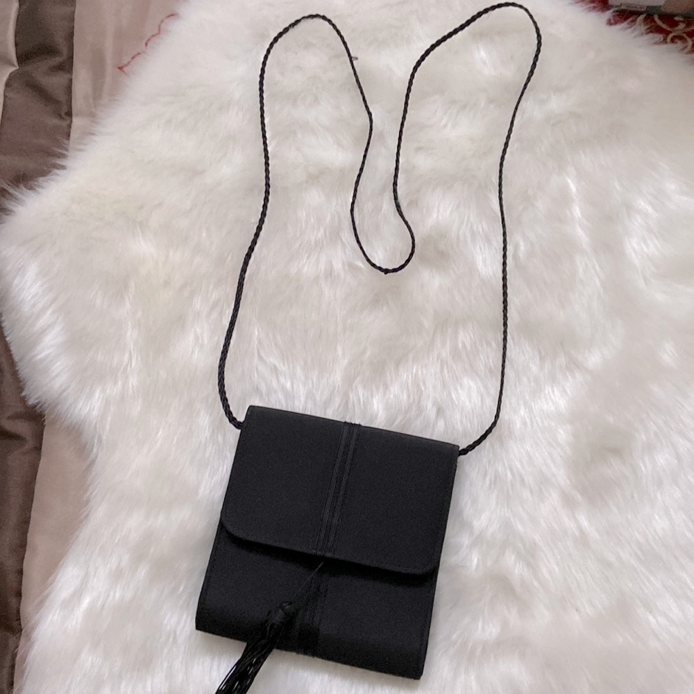 Black tassel makeup brush bag.